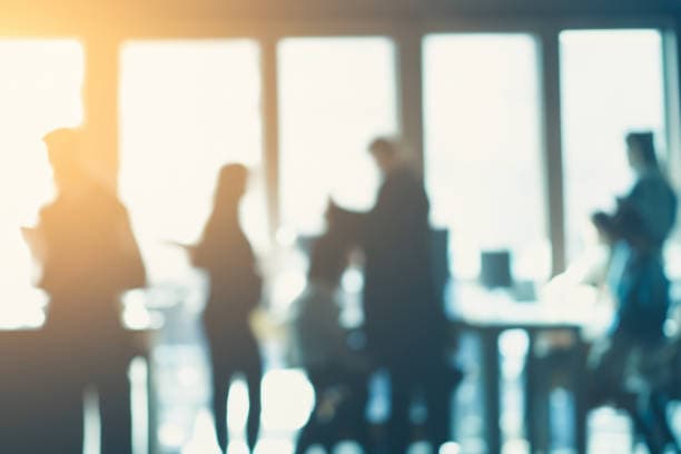Une équipe de professionnels au travail dans leur entreprise.
