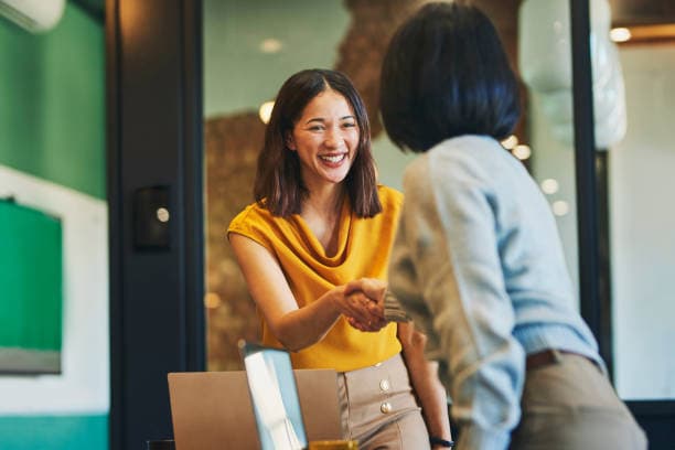 Deux professionnels se serrent la main lors d'une mise en relation d'affaires.
