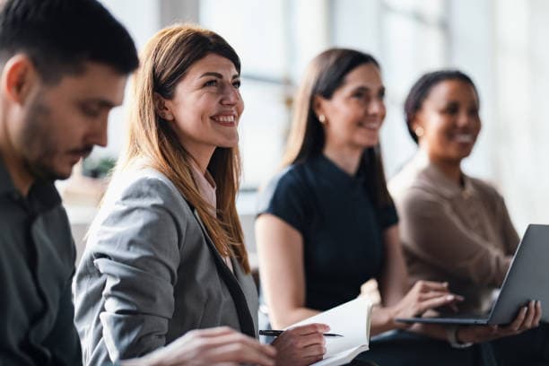 Session de formation professionnelle sur des sujets administratifs et de gestion.